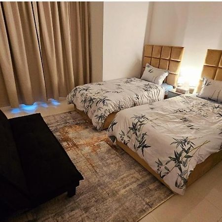 Elegant Villa Rooms In Dubai Near Airport Esterno foto